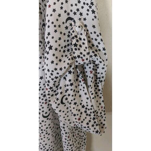 Torrid Harper Georgette White Black/Red Stars 3/4 Sleeve V-neck Top 3X - Picture 4 of 8
